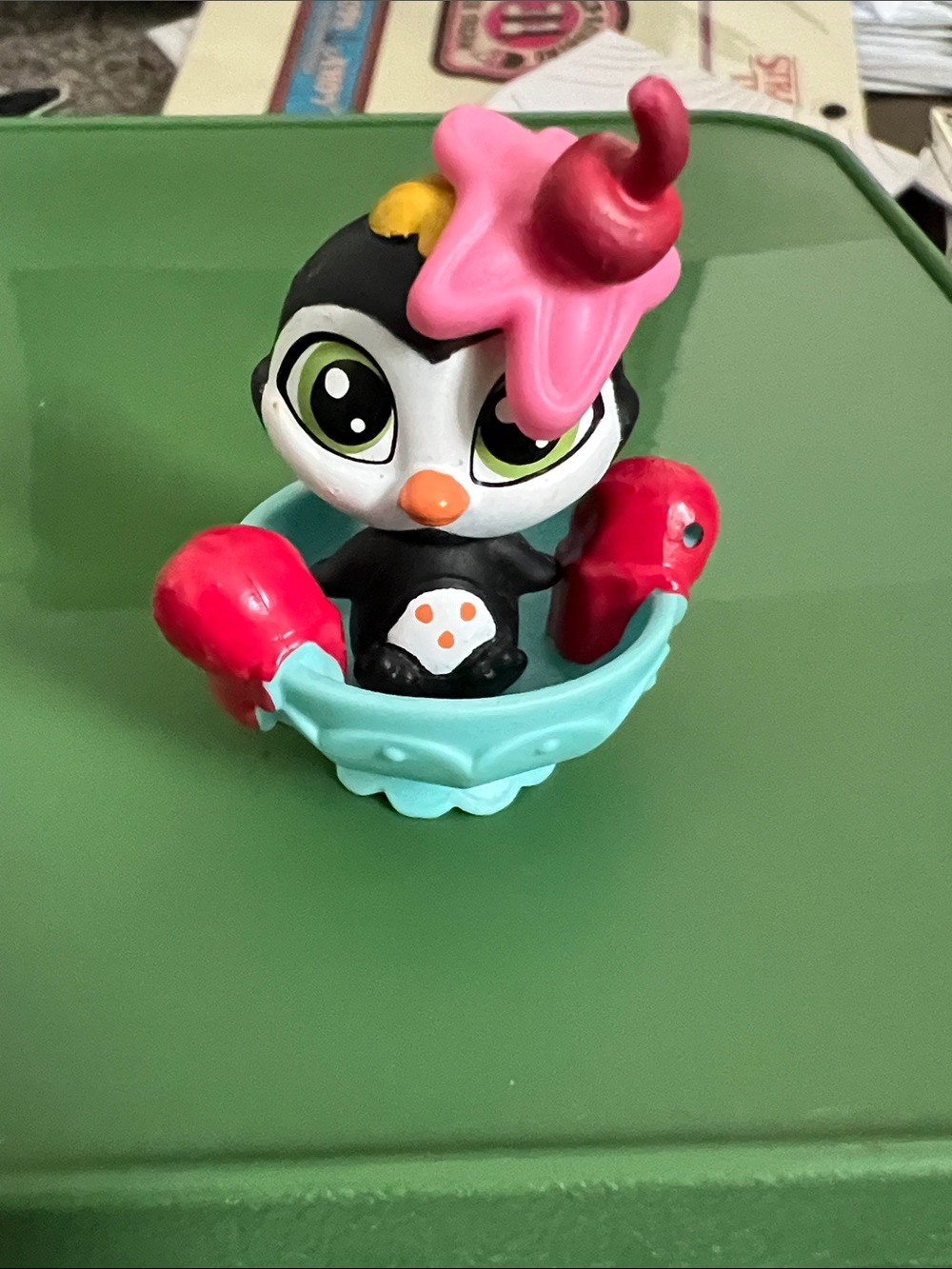 Littlest Pet Shop Cozy Snackers Series 3 #3993 Penguin mini figure